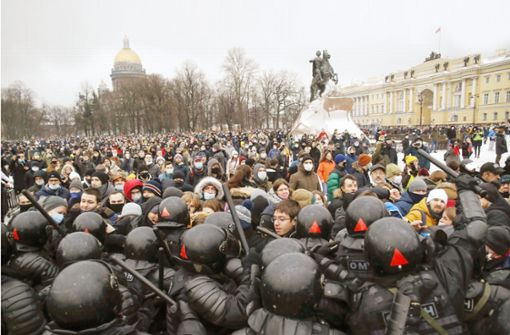 In vielen russischen Städten protestierten Tausende Menschen friedlich, wie hier in St. Petersburg. Foto: dpa/Dmitri Lovetsky