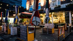 Eine geschlossene Bar in Eindhoven – so leer sieht es zur Zeit in vielen Lokalen aus. Manche Wirte sind der Pandemie überdrüssig geworden und widersetzen sich den Lockdown-Auflagen. Foto: AFP/ROB ENGELAAR