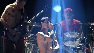 Die drei altgedienten Mitglieder der Red Hot Chili Peppers: Bassist Michael Flea Balzary (von rechts), Sänger Anthony Kiedis und Schlagzeuger Chad Smith beim Konzert im Kölner E-Werk. Foto: dapd