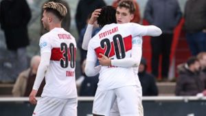 Glückwunsch: Tanguy Coulibaly gratuliert dem zweifachen VfB-II-Torschützen Mateo Klimowicz (re.). Foto: Baumann