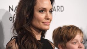 Angelina Jolie und ihre Tochter Shiloh Jolie-Pitt waren am 9. Januar bei der Preisverleihung der National Board of Review in New York. Offenbar scheint es der Kleinen besser zu gehen.  Foto: AFP