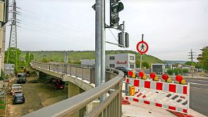 Noch ist die Mettinger Brücke in Esslingen teilweise gesperrt. Foto: Roberto Bulgrin