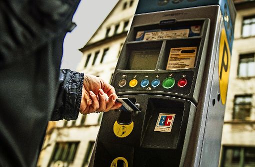 Zahlen bitte: Schon in wenigen Monaten sollen Autofahrer an solchen Automaten für das Parken in Stuttgart deutlich mehr berappen müssen. Foto: Lichtgut/Max Kovalenko
