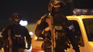 Ein österreichischer Polizist während des Terroranschlags in der Wiener Innenstadt. Foto: dpa/Georg Hochmuth
