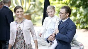 Sie sind der Garant für die guten Sympathiewerte der schwedischen Königsfamilie: Kronprinzessin Victoria, ihr Mann Prinz Daniel und die kleine Estelle. Foto: Getty Images Europe