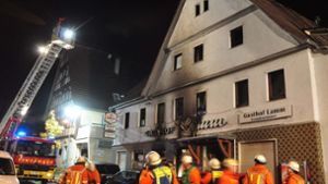 Rund 100 Feuerwehrleute waren im Oktober 2015 nötig, um das Feuer in dem leer stehenden Gasthaus zu löschen. Es entstand ein Schaden von rund 250 000 Euro. Foto: dpa