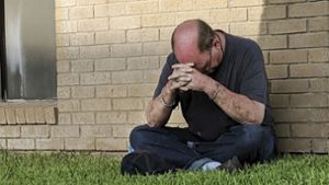 Ein Mann betet nahe der Notfallaufnahme eines Krankenhauses in Odessa, Texas. Foto: AP