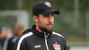 Am Freitagabend wird feststehen, mit welchem Kader VfB-Trainer Sebastian Hoeneß planen kann. Foto: Pressefoto Baumann/Julia Rahn