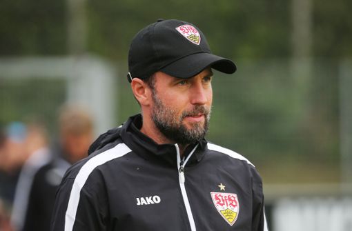 Am Freitagabend wird feststehen, mit welchem Kader VfB-Trainer Sebastian Hoeneß planen kann. Foto: Pressefoto Baumann/Julia Rahn