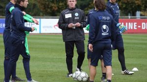 Gibt seit Montag die Kommandos für die Regionalliga-Fußballer der Kickers: Trainer Dieter Märkle (Mi.) Foto: Baumann