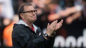 Ewald Lienen hört als Trainer des FC St. Pauli auf, bleibt dem Verein aber in anderer Funktion erhalten. Foto: dpa