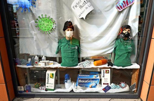 Dieses Schaufenster der Internationalen Apotheke macht auf  das Grippevirus aufmerksam, doch jeder zweite Kunde frage wegen des Coronavirus nach Masken. Foto: Andreas Rosar