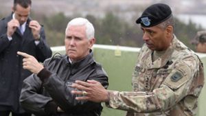 US-Vizepräsident Mike Pence (links) unterhält sich mit US-General Vincent Brooks innerhalb der demilitarisierten Zone (DMZ) zwischen Nord- und Südkorea, auf dem Beobachtungsposten Ouellette. Foto: AP