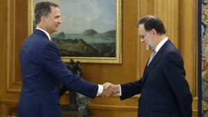 Spanien König Felipe VI. beauftragt Ministerpräsident Rajoy, eine Regierung zu bilden. Foto: dpa