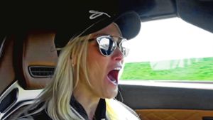 „Wenn ihr mal die Gelegenheit habt, probiert es aus“: Youtuberin Supercar Blondie filmt sich beim Rasen mit dem Sportwagen auf der Autobahn bei Stuttgart Foto: Screenshot Youtube