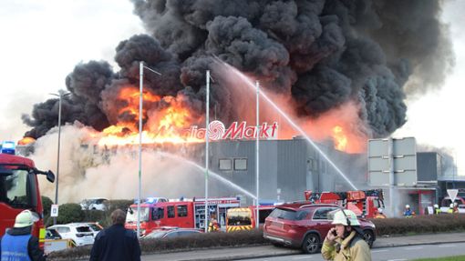 Als die Feuerwehr am Einsatzort eintrifft, steht das Gebäude bereits in Flammen. Foto: dpa/Marco Priebe