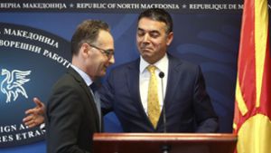 Heiko Maas (links) wird in Nordmazedonien freundlich von seinem Kollegen Nikola ­Dimitrov empfangen. Foto: AP/Boris Grdanoski