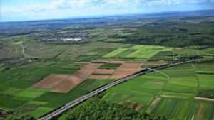 Das Luftbild zeigt die Autobahn und die Lage des möglichen neuen Gewerbegebiets westlich davon. Foto: Werner Kuhnle