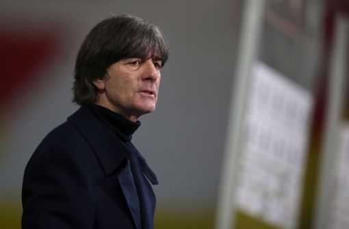 Joachim Löw bleibt im Amt, das das Vertrauen der Fans hat er verspielt. Foto: AFP/R. Hartmann