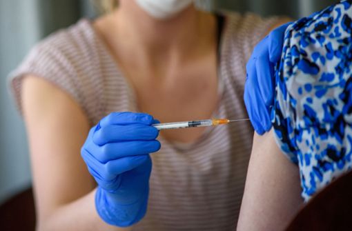 Menschen mit Vorerkrankungen aus der dritten Prioritätsgruppe können seit dieser Woche einen Impftermin buchen. (Symbolfoto) Foto: dpa/Klaus-Dietmar Gabbert