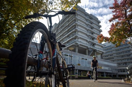 Künftig sollen mehr Menschen mit Bus und Bahn oder mit dem Fahrrad zum Uni-Campus in Stuttgart-Vaihingen kommen. Dies ist eines der im Mobilitätskonzept verfolgten Ziele. Foto: Lichtgut/Max Kovalenko