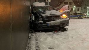 Ein Mercedesfahrer kollidierte in Leonberg mit einer Hauswand. Foto: SDMG/SDMG / Dettenmeyer