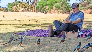 Gerhard Henkel macht auf der Kenia-Reise mit seiner Frau mal eben Pause – und hat auch schon gefiederte Gesellschaft bekommen. Foto: Renate Henkel