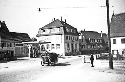 Das Foto von 1942 zeigt das Postgebäude an der Filderhauptstraße 43, daneben die erste Tankstelle im Ort. Foto: Stadtarchiv Stuttgart