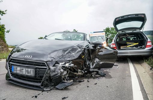 Beide Autos haben nach dem Unfall nur noch Schrottwert. Foto: SDMG