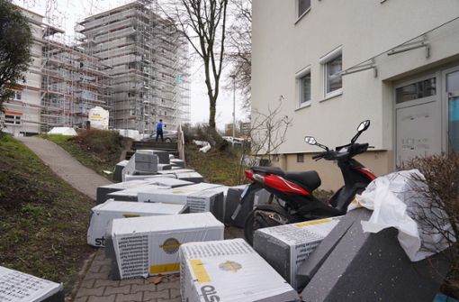 In Stuttgart-Freiberg wurden etliche Styroporplatten von einer Baustelle weggeweht. Foto: Andreas Rosar/Fotoagentur-Stuttgart