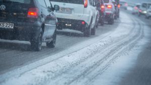 Bei Schnee und Glätte ist man auf den Straßen meist langsamer unterwegs – und kommt vielleicht sogar zu spät zur Arbeit. Foto: Lichtgut/Leif Piechowski