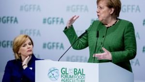 Bundeskanzlerin Angela Merkel und Bundeslandwirtschaftsministerin Julia Klöckner (links) bei der Internationalen Agrarministerkonferenz in Berlin. Foto: dpa
