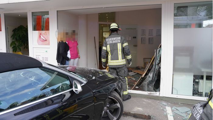 Audi kracht in Fensterscheibe einer Praxis  – eine Person verletzt