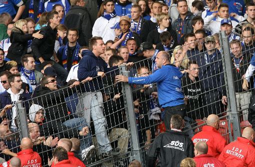 Damals am 21. September 2008: KSC-Fanbetreuer Wolle in der blauen Vereins-Sweatjacke versucht am Zaun den Fanblock zu beruhigen. Foto: Baumann