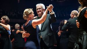 Ministerpräsident Winfried Kretschmann tanzte zur Eröffnung mit Pressesprecherin Isabell Knüttgen. Foto: Lichtgut