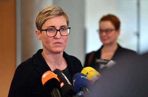 Die Linken-Chefin Susanne Hennig-Wellsow hat den Anruf tatsächlich Kemmerich zugeordnet. Foto: dpa/Martin Schutt