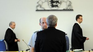 Ein Gerichtsmitarbeiter führt den Zeugen Ludwig-Holger Pfahls (von hinten zu sehen) in den Gerichtssaal. Foto: dpa