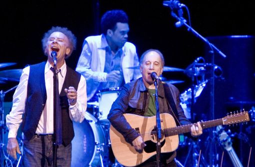 Die Musiker Art Garfunkel (l) und Paul Simon 2016 bei einem Konzert in Sydney. Foto: dpa/Jesper Frisk