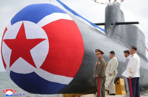 Kim Jong-un (2. v. li.) begutachtet das neueste Kriegsgerät. Foto: dpa/Uncredited