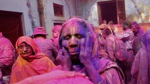 Holi in Indien: Tausende Witwen begrüßen im indischen Vrindavan den Frühling. Foto: dpa