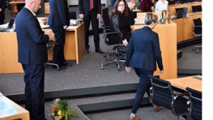 Susanne Hennig-Wellsow hat dem neuen Ministerpräsidenten Thomas Kemmerich einen Blumenstrauß vor die Füße geworfen. Foto: dpa/Martin Schutt