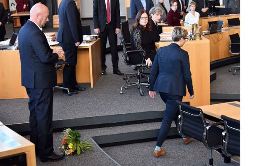 Susanne Hennig-Wellsow hat dem neuen Ministerpräsidenten Thomas Kemmerich einen Blumenstrauß vor die Füße geworfen. Foto: dpa/Martin Schutt