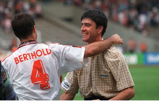 Nach einem starken Saisonstart stieg Joachim Löw (rechts)  1996 beim VfB vom Interims- zum Chefcoach auf. In unserer Bildergalerie blicken wir auf die Bilanz der Stuttgarter Übergangstrainer in den vergangenen 30 Jahren zurück. Foto:  