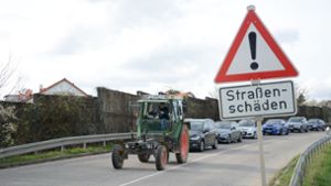 Am Straßenrand weist ein Warnschild  auf die Absenkungen hin. Foto: Philipp Braitinger