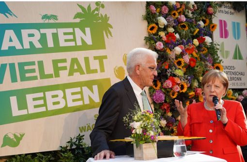 Kanzlerin Merkel und Ministerpräsident Kretschmann vor der Räumung bei der Stallwächterparty in Berlin Foto: dpa