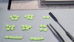 Die Polizisten fanden bei dem Verdächtigen unter anderem 113 Ecstasy-Tabletten. (Symbolbild) Foto: imago/epd/Juergen Blume