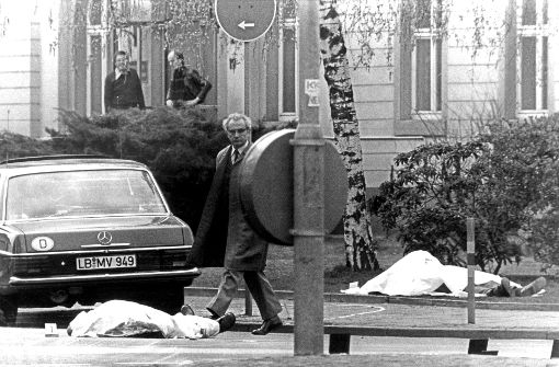 Die zugedeckten Leichen von Siegfried Buback (re.) und seinem Fahrer am Tatort. Foto: dpa