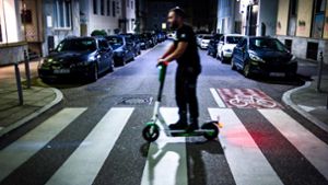 Juicer sammeln E-Scooter in der Nacht ein und betanken sie mit Strom. (Symbolbild) Foto: Lichtgut/Max Kovalenko
