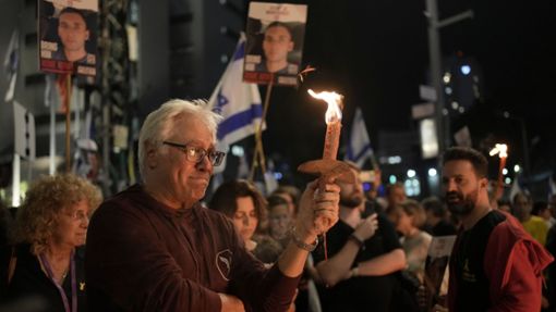 Menschen bei einer Kundgebung in Tel Aviv. Foto: Maya Alleruzzo/AP/dpa