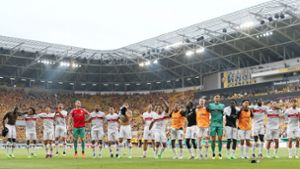 Die VfB-Spieler jubeln in Dresden vor ihrer Fankurve Foto: Baumann